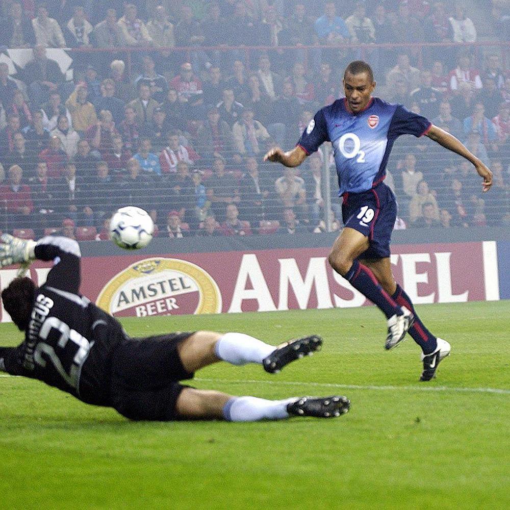 A very happy 38th birthday to former Gunner Gilberto Silva! 