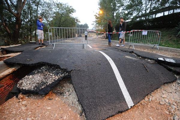 Les inondations dans l'Hérault en images lemonde.fr/planete/portfo… // (Photo <a href="/afpfr/">Agence France-Presse</a>)