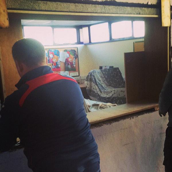 Randomzinfo's tweet image. Office Wall Before and After #randomzprogress Work by @BlazecraftConst