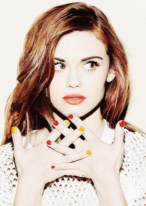 HAPPY BIRTHDAY TO THE MOST GORGEOUS WOMAN EVER EXISTED AKA HOLLAND RODEN AKA MY MOM 