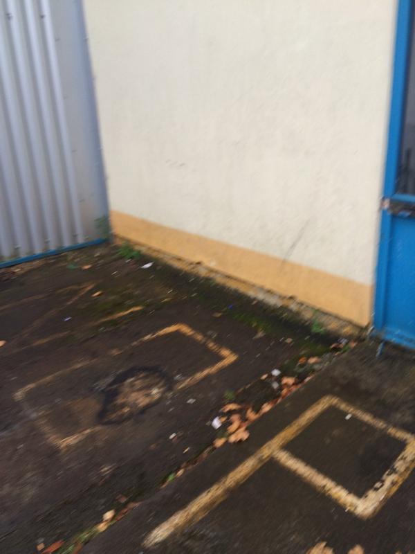 Randomzinfo's tweet image. Outside Patio Before and After #RandomzProgress Work by @BlazecraftConst