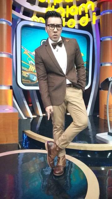 davidbayu's tweet photo. Langsung pake boots baru dr @wayoutrocknroll buat @BDMelodi_NET asoy http://t.co/gzh8IXRaNk