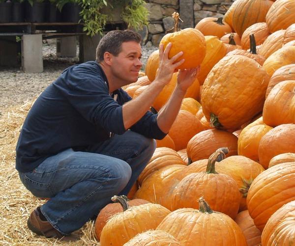 WMUR9's tweet photo. This pumpkin passes inspection....next! We're learning all things fall at #LullFarm this week. @NHChronicle http://t.co/puio9332CH via sea