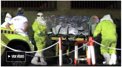 pepper740's tweet photo. @josefajram y siguen las chapuzas. Sanitario sin traje anticontaminacion en el traslado de hoy (foto El Pais) http://t.co/4QcHP5TiiW