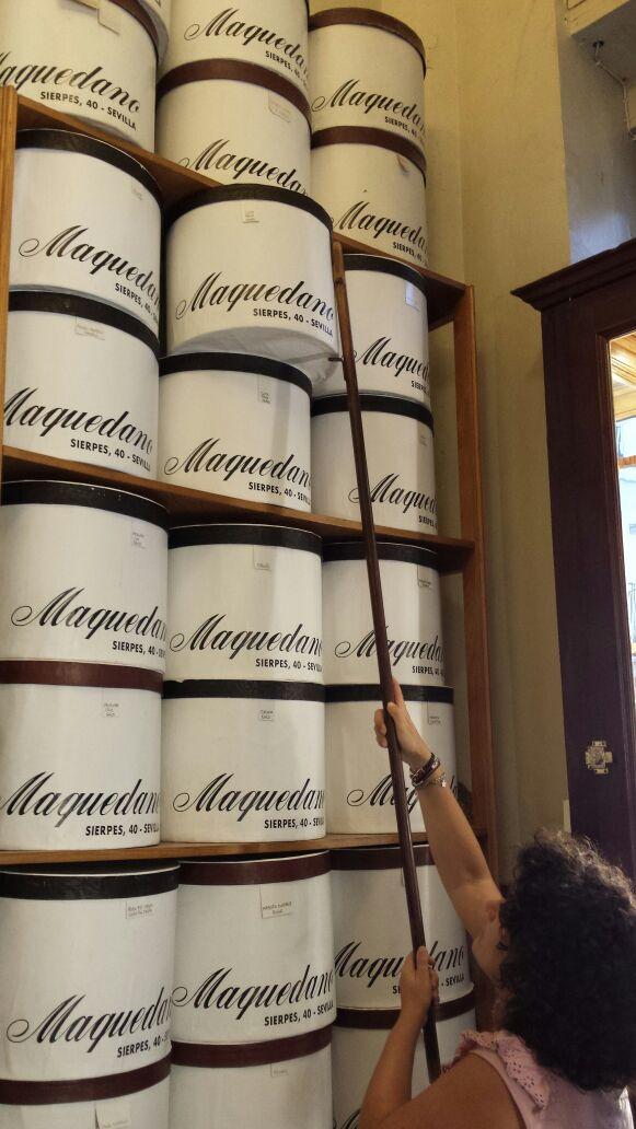 Maquedano_'s tweet image. Las cajas más altas no son obstáculo para el almacenamiento de nuestros #sombreros... #sombrereras #hatboxes #Sierpes