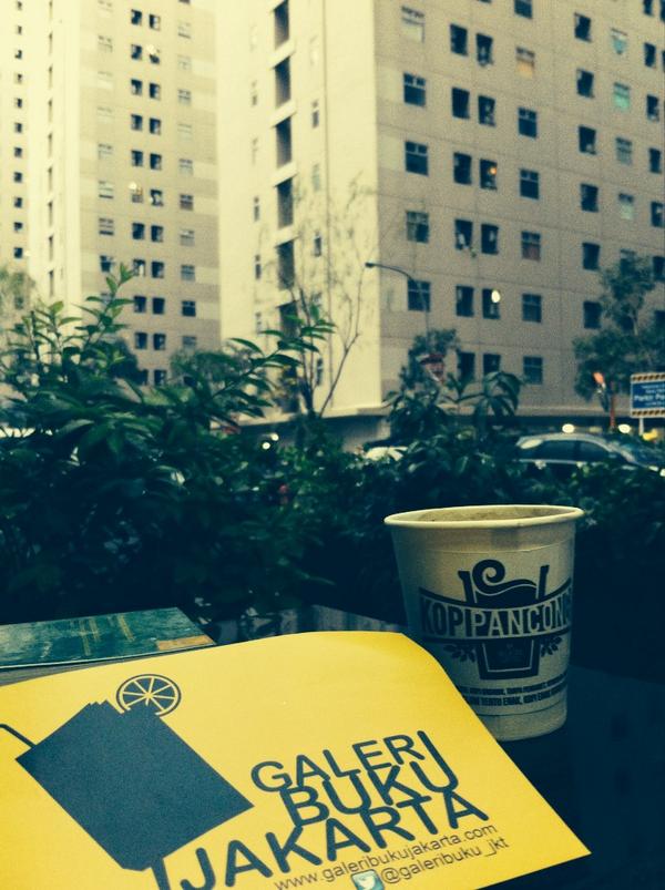 Buku dan kopi memang pasangan serasi. #ngopisenja bareng <a href="/sabiqcarebesth/">Sabiq Carebesth</a> di @KOPlPANCONG Kalcit