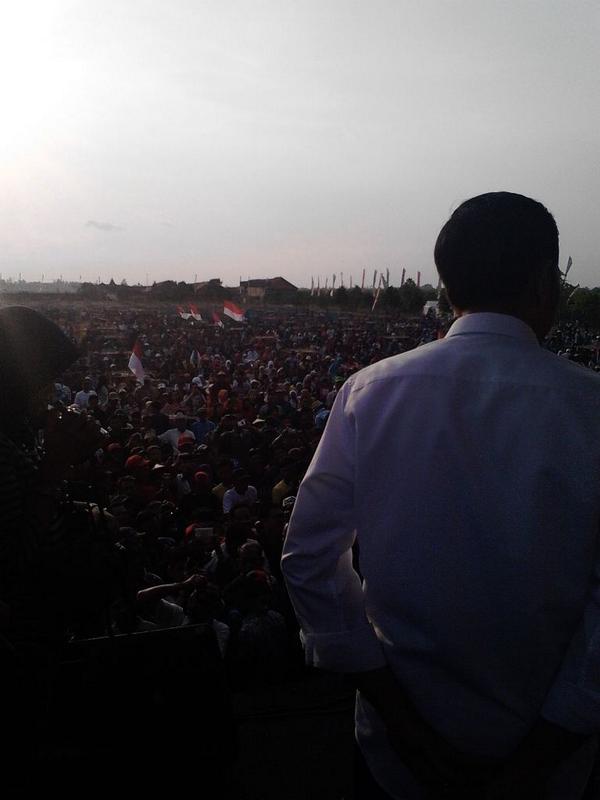 persis berada dibelakang pak jokowi #jokowikejember <a href="/KabJember/">Jember</a> @Humas_Jember <a href="/infojember/">INFOJEMBER</a>