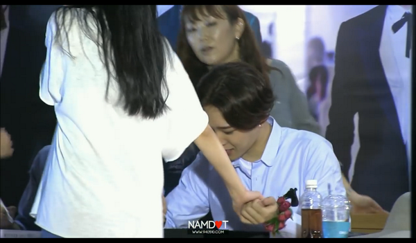 MINODUCK93's tweet photo. the way taehyun held the fan's hand omgg my heart feels like its gonna jump out of my chest http://t.co/H6htDBomym