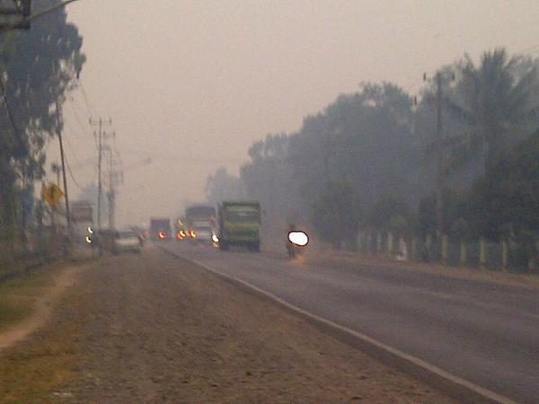 Kota_Indralaya's tweet image. 18.01 Kabut asap kian pekat di Jalintim Indralaya-Palembang jarak pandang kend kurang dari 150m @RadioElshinta