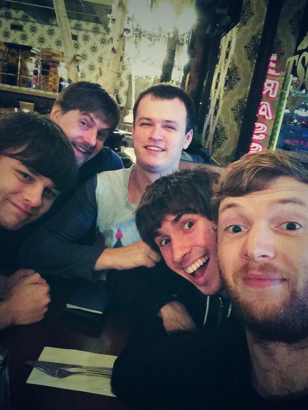 natusvincere's tweet photo. Но после ужина все сразу же повеселели :) @DendiBoss @NaViXBOCT @Funn1kDota @prbshechka http://t.co/V1mOaqTCgw