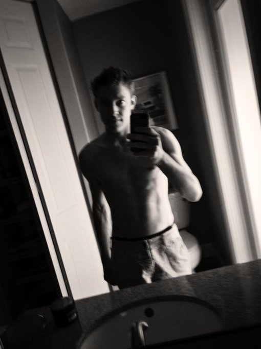 Haven't done a black and white pic in a while. http://t.co/UWiEsK9qYb
