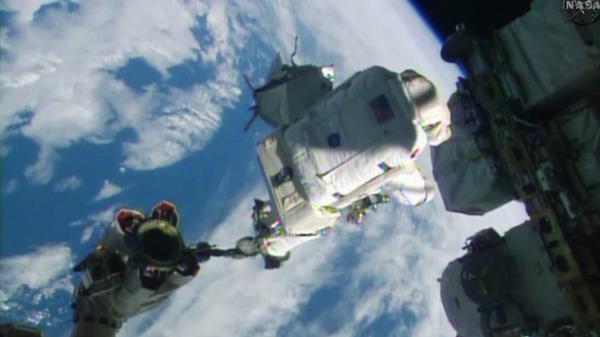 Space_Station's tweet photo. Hang in there! @Astro_Alex completes out of this world ride on @CSA_ASC #Canadarm2. Watch now http://t.co/C7LVQGyw5P http://t.co/0bQwCUMlIv