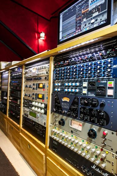 AMS RMX16 Reverb, Joemeek sc2, TC ELECTRONIC 2290, LEXICON PCM-80, LEXICON PCM-70, LEXICON PCM-60, HSE EQ1