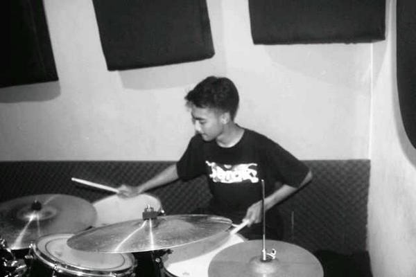 Emotion13HC's tweet photo. Dari drummer kita ada @DiagiRaska http://t.co/EUbnJETyxc