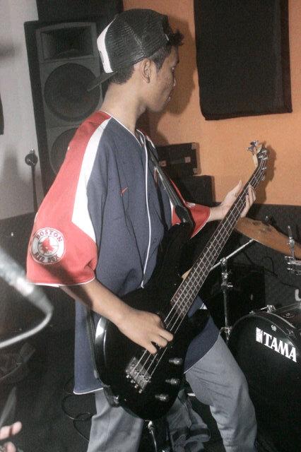 Emotion13HC's tweet photo. Dari bassis kita ada @ElgiYugaswara http://t.co/DFlFSmJdlc
