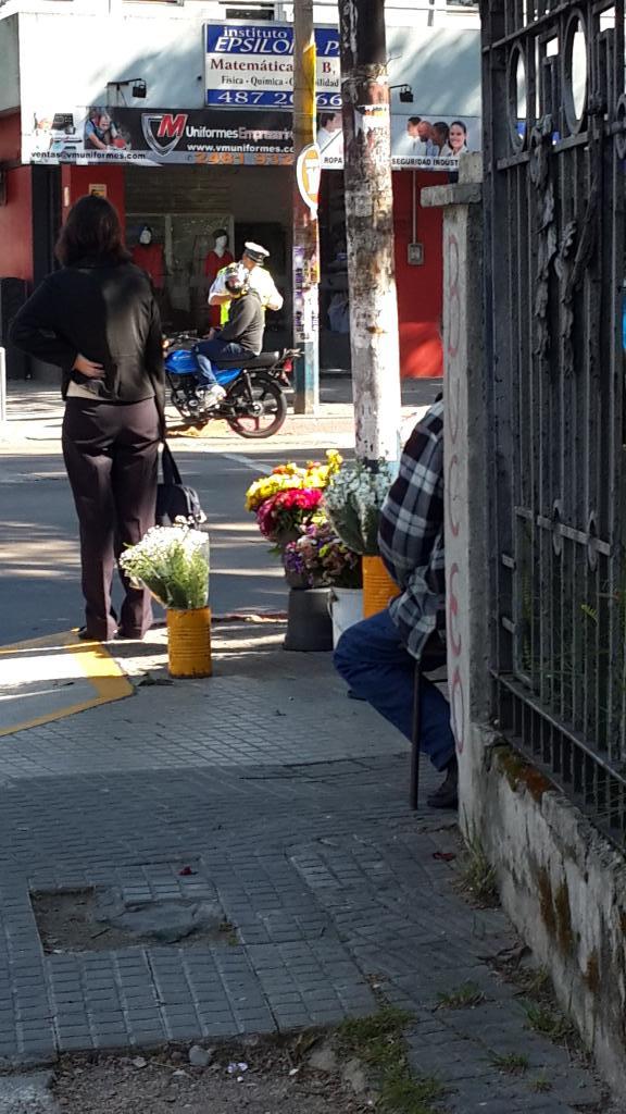 GuilleFurno's tweet photo. @chanchosUY  2 chanchitos repartiendo boletas en 8 de octubre y Jaime cibils http://t.co/Isu8d3E5Fd