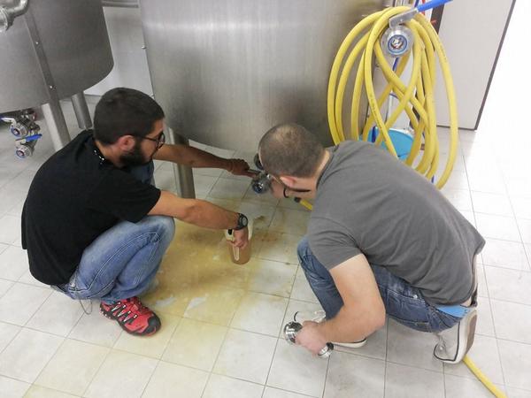 SemiDiLiberta's tweet photo. Si spurga L'APA di Orazio, 42 litri... http://t.co/iTtp1i4yJe