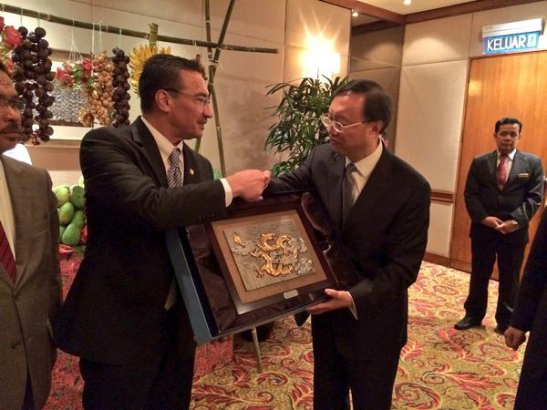 During exchange of gifts, HE Yang gave DS <a href="/HishammuddinH2O/">Hishammuddin Hussein 🇲🇾</a> a vase with the symbols of Stability, Peace &amp; Good Luck
