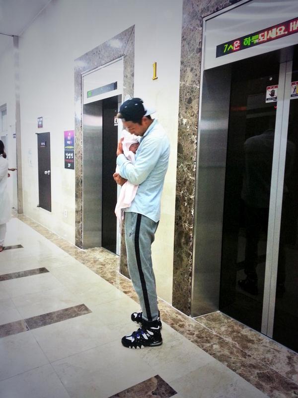 NIIGATA04's tweet photo. 고목나무에  매미  한마리가  찰싹♥ http://t.co/cUgEhGDDtD