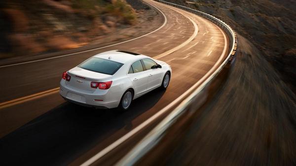 Мкад пробки. Автострада лос анджелес. Пробки в москве 2022. Поток машин на дороге. Шевроле малибу 2015.