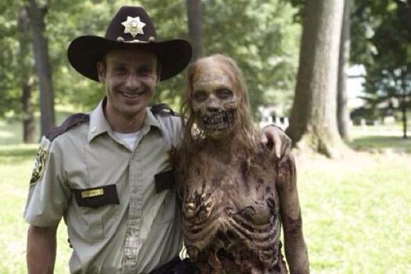 yisucrist's tweet photo. cuando tu novia pilla el ébola pero aun la kieres demasiado http://t.co/q0w6eEGdWt