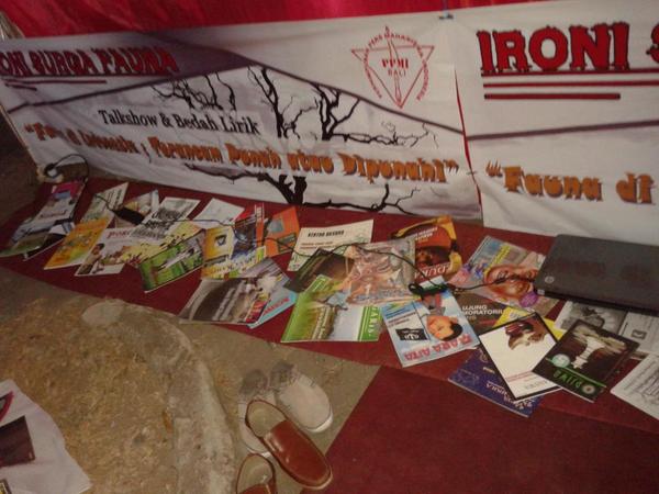 persmagaris's tweet photo. Mari singgah di stand UKM Pers UNHI  untuk sekedar membaca karya kawan2 kami. #utsawabalisani cc: @BEM_UNHI http://t.co/cR3v9tVFFZ