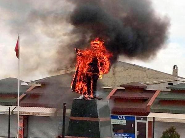 Atatürk heykelini yakarak Işid i protesto edenler..tabiiki protesto edin ama bu protesto biçiminize yazıklar olsun..