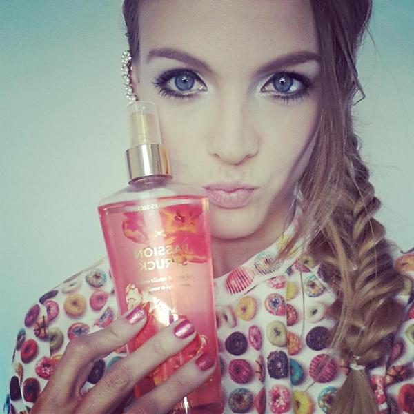 Buen día chicas! Hoy nuestra #RuhamaSelfie by @OctaviaPorto con su #BodySplash #PassionStruck de Victoria'sSecret