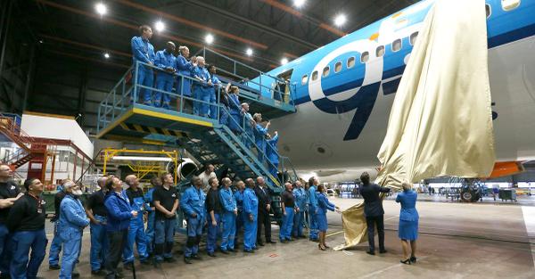 KLM's tweet image. “If there’s a sticker to be made, I can make it.” klmf.ly/1rUfD9U #KLMblog