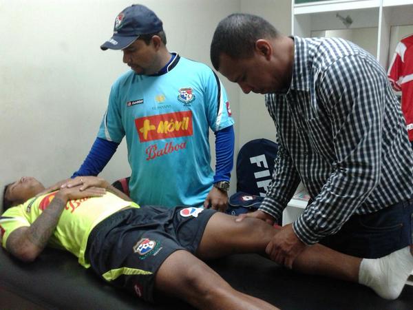 PanamaGol's tweet photo. El Dr. Gerinaldo Martínez revisa a Darwin Pinzon. Se realizará resonancia magnética. http://t.co/4x0U4PST6Q #panama @MiDiarioPanama