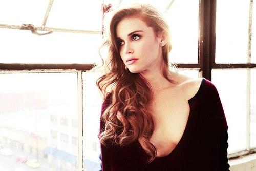 Happy Birthday to the beautiful, funny,and humble person that is Holland Roden!!!  
