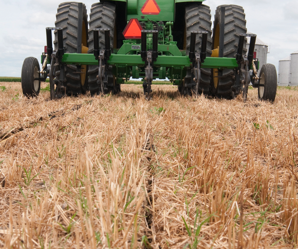 UnverferthMfg's tweet photo. Minimal surface disturbance, deep-till leg room for plant roots. #TillageTuesday #ZoneBuilder http://t.co/7quGrGf9my