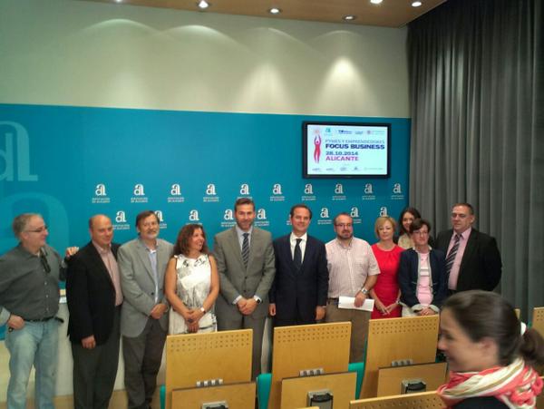 pclmenteadl's tweet photo. Arranca el #DPE2014 ALICANTE. Foto de familia comite organizador.@adlypse  esta presente http://t.co/yZ25rAD61f