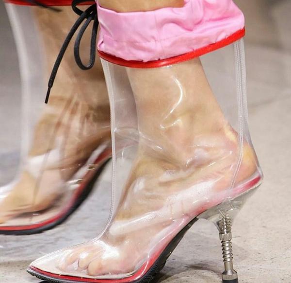 fashionizertv's tweet image. The @miumiuofficial &apos;rain boots&apos; are dividing fashion followers. #Prettyandpractical