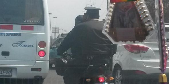 Mag_ECpe's tweet photo. #ReporTube | Sin casco y hablando por celular ¿Quién sanciona a estos #policías? ► http://t.co/X25euu2LzL http://t.co/FrDsbdFTtx