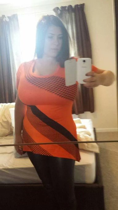 Go orange!! #curves #mirrorselfie http://t.co/unVAgzQKTd<a href="/tag/curves"class="tags">#curves</a><a href="/tag/mirrorselfie"class="tags">#mirrorselfie</a>