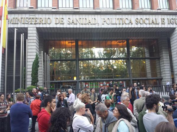 javittCM's tweet photo. Gritos de: "Esta cagada la tienen que pagar" #7OctAnaMatoDimision
#AnaMatoDimisión http://t.co/Jt3oZ0VQ2k
