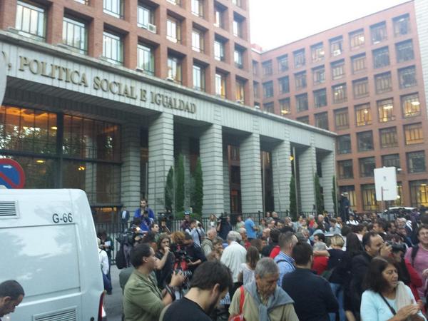 javittCM's tweet photo. Proponen cortar el Paseo del Prado, ya ocupamos 2 carriles. #7OctAnaMatoDimision
#AnaMatoDimisión http://t.co/Z6fiFw0tQL