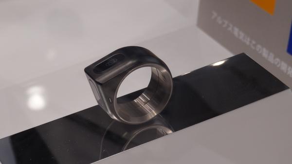 ForbesTech's tweet image. Forget smartwatches - now there's a smart ring: onforb.es/1EpArfR
