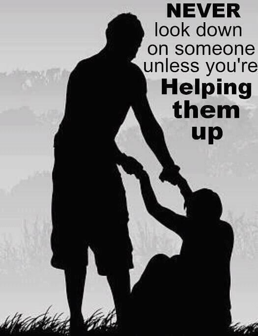لا تنظر (من فوق) لأحد إلا إن كنت تنوي مساعدته على النهوض.