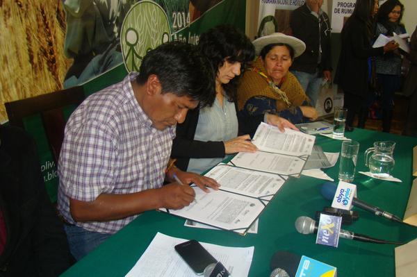 IPDSA's tweet photo. SE FIRMO CONTRATO CON EL BDP-S.A., PARA DAR CREDITO A LOS PRODUCTORES DEL PAÍS... http://t.co/FeqfZMdTy1