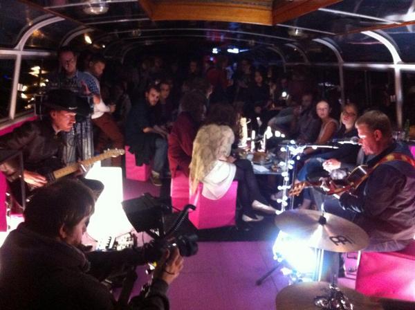 Nous voguons avec <a href="/MonyHatmen/">Mony and the Hatmen</a> sur la 3ème croisière sonore de <a href="/StrasEtudiants/">Strasbourg♥Étudiants</a> ! Et c'est trop cool ! #Strasbourg
