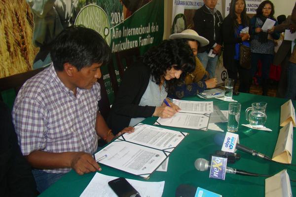 IPDSA's tweet photo. SE FIRMO CONTRATO CON EL BDP-S.A., PARA DAR CREDITO A LOS PRODUCTORES DEL PAÍS... http://t.co/FeqfZMdTy1