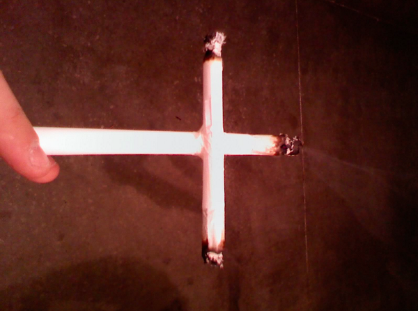 HIGH_TIMES_Mag's tweet photo. How To Roll A Cross Joint (taught by @Sethrogen)—http://t.co/GS4CaPjbGC http://t.co/K1z00MsdrP