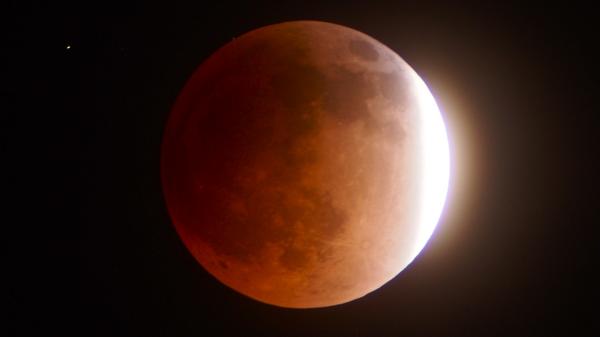 KTLA's tweet photo. Set your alarm clocks skywatchers! A lunar eclipse, blood moon will be visible early Wednesday http://t.co/yrhVe1l3qR http://t.co/c4ISJpJSAP