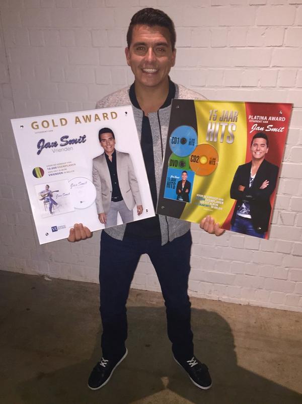 Houdt het dan nooit op..?! 😊 Zojuist GOUD én PLATINA gekregen voor mijn albums #Vrienden en #15JaarHits in België!