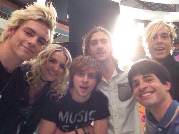 yourR5updates's tweet photo. R5 today on the set of Violetta  http://t.co/ACPrqQdsP2