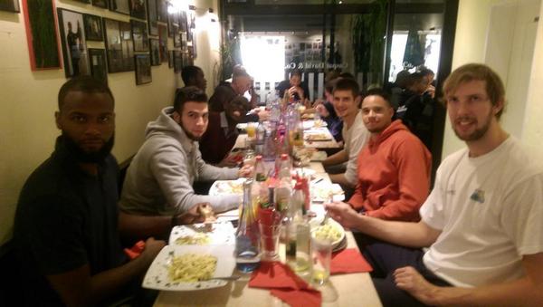 flave_9's tweet image. @Die_Eisbaeren #teamdinner #familydinner @caspardavid @BekoBBL #gettingreadyfortomorrow @telekombasketball