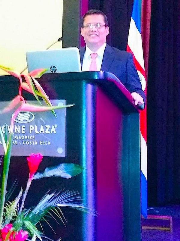CACORE_CR's tweet photo. Director de #CACORE @Alemara66 en el IV Congreso Nacional de restaurantes de @CACORE_CR #CostaRica http://t.co/qgwgARimOw