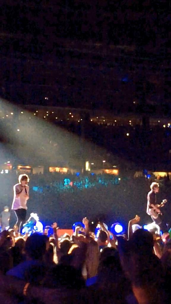 beccamillzzz's tweet photo. Going through my concert vids and thought of you guys when I saw these pics of Lou and Nialler💜 #OneDirectionRadio http://t.co/PVoW4qQw4I